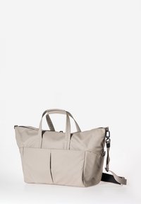 Beige Duffle Bag aus strapazierfähigem Stoff mit zwei Obergriffen und einem verstellbaren Schultergurt. Verfügt über Außentaschen und einen Reißverschluss.