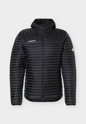Schwarze gesteppte Kapuzenjacke mit Frontreißverschluss, Mammut-Markenname auf der Brust und Mammut-Logo auf dem linken Ärmel.