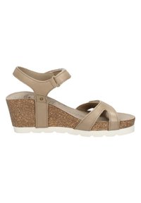 Beige wedge sandaal met een kurken tussenzool, gladde leren banden, verstelbare enkelband en een witte rubberen zool met textuur.