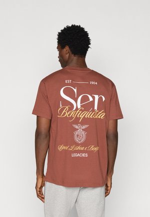 BENFICA 1904 TEE - Majica kratkih rukava s printom - brown