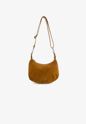 Bruine suède schoudertas in halve maanvorm met verstelbare riem en klein metalen merkembleem aan de voorkant.