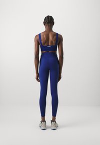 Stronger SIGNATURE COMPRESSION - Retuusid - bellwether blue