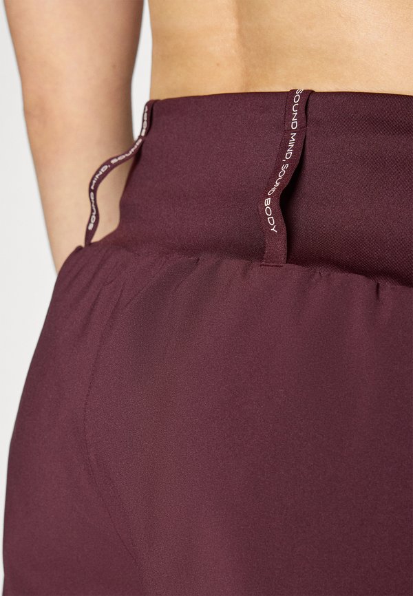 ROAD SHORT - Sports shorts - dark currant4