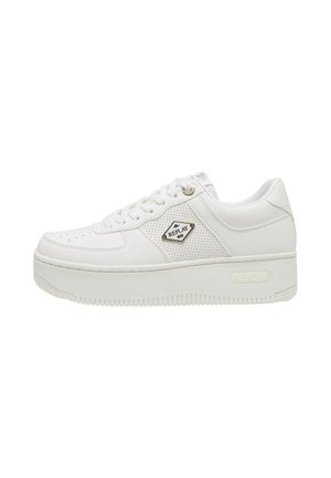 Witte lage sneaker met geperforeerd zijpaneel, metalen "Replay" logo, dikke zool en vetersluiting.
