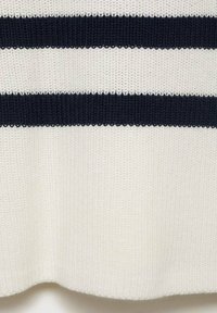 Weißer Strickstoff mit navyblauen horizontalen Streifen. Die Textur ist gerippt und zeigt ein leichtes und atmungsaktives Material. Die Kanten sind sanft abgerundet.
