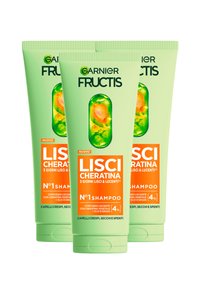 Tre tubi verdi di shampoo Garnier Fructis con un'etichetta arancione che legge "LISCI CHERATINA," con una finestra trasparente che mostra il prodotto.
