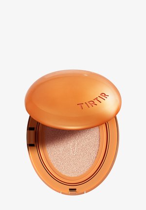 TIRTIR kuddfoundation i kompaktformat med ett glänsande orange lock och en texturerad svampapplikator i en rund öppning.