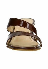 Bruine, glanzende leren slide sandalen met twee brede, gekruiste banden. Vierkante teen en platte zool met een lichte binnenvoering.