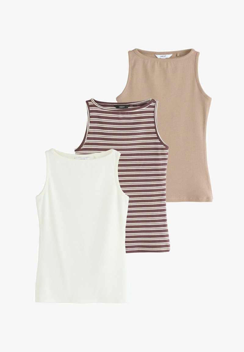 Trzy bezrękawniki prążkowane w kolorach: beżowym, brązowym z białymi paskami oraz całkowicie białym, ułożone na płasko na białym tle.