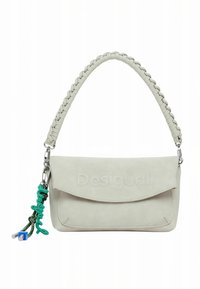 Sac à main en similicuir gris clair avec une bandoulière tressée, un rabat frontal, un logo en relief et des accents de porte-clés colorés.