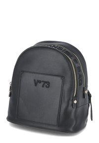 Sac à dos en cuir noir de forme arrondie, avec logo en relief, deux zips et quincaillerie dorée. Il dispose d'une texture lisse et d'une poche avant.