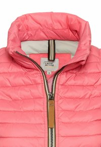 Rosa gepolsterte Jacke mit hohem Kragen, kontrastierender Innenausstattung, Frontreißverschluss mit braunem Akzent und horizontaler Steppstruktur.