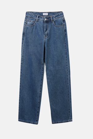 Jean en denim bleu classique avec une coupe droite, cinq poches et une fermeture par bouton. Présente un lavage moyen et une texture robuste.