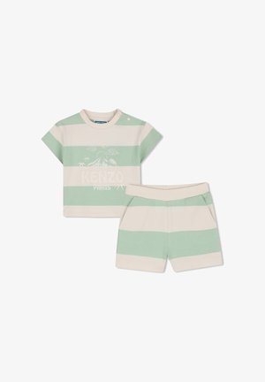 Ensemble court à rayures vertes et crème comprenant un t-shirt à col rond avec un motif brodé et un short avec une taille élastique et des poches.