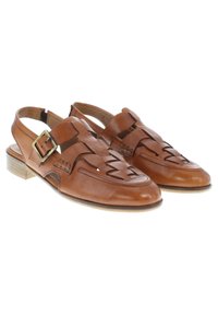 Ruske nahkene tkane slingback sandale z zaponkami in nizkimi lesenimi petami, prikazane ena ob drugi na belem ozadju.