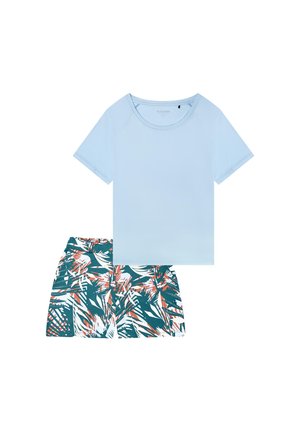 Lyseblå T-shirt med korte ærmer og rund halsudskæring, kombineret med mønstrede shorts i grøn, hvid og orange med tropisk løv.