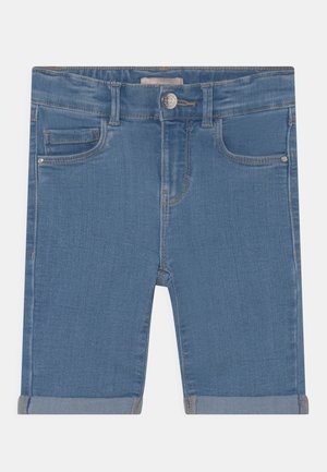 Blå denimshorts med opsmøgede kanter, foran knap, lynlås, bæltestropper og for- og møntlomme lagt fladt på hvid baggrund.