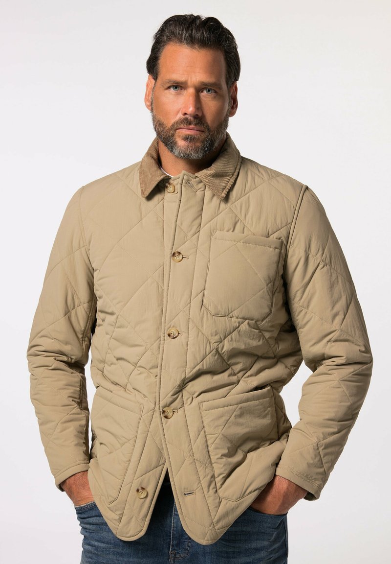 Giacca trapuntata beige con colletto in corduroy, bottoni frontali e due tasche laterali. Il materiale appare liscio con un design strutturato.