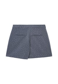 Pantaloni corti grigi realizzati in un tessuto testurizzato con piccoli pois bianchi. Il design include una patta posteriore e due tasche posteriori.