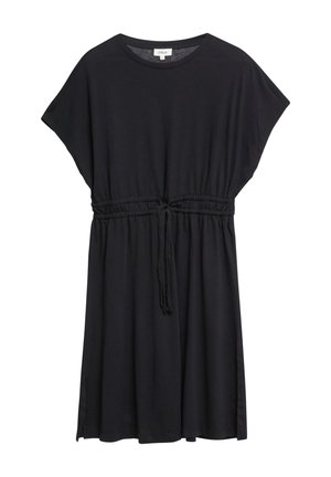 Czarna sukienka z krótkim rękawem, okrągłym dekoltem, elastycznym regulowanym paskiem w talii i bocznymi rozcięciami u dołu.