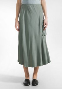 Lange, vloeiende rok gemaakt van glad, lichtgewicht stof in saliegroen, met een zijzak en een gerimpelde tailleband voor comfort.