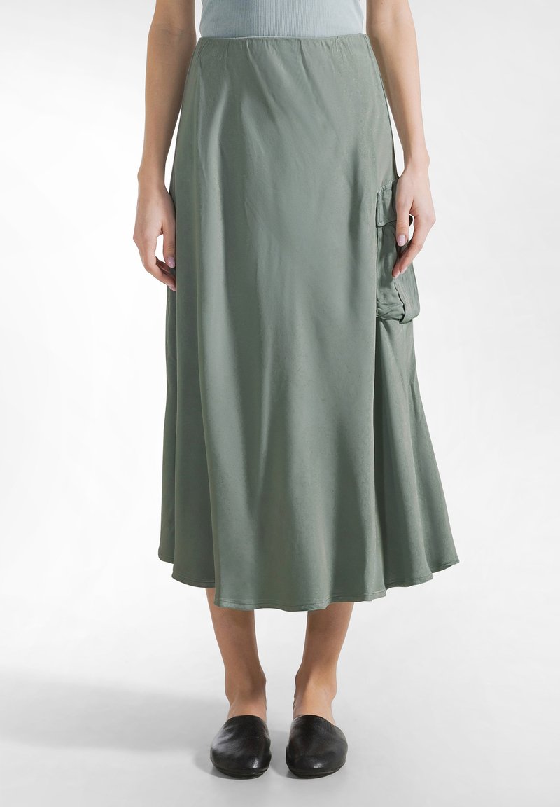 Lange, vloeiende rok gemaakt van glad, lichtgewicht stof in saliegroen, met een zijzak en een gerimpelde tailleband voor comfort.