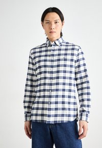 Ein Button-Down-Hemd mit einem blau-weißen Karomuster, aus einem strukturierten Stoff gefertigt. Lange Ärmel und ein gerader Saum mit dezenten Logo-Details.