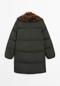 Donkergroene gewatteerde winterjas met lange mouwen en een bruine nepbonten kraag, van achteren gezien tegen een effen witte achtergrond.