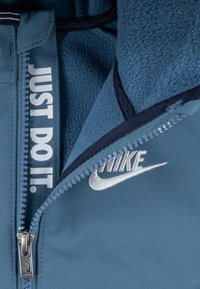 Nike Sportswear FUTURA UNISEX - Soft shell striukė - aegean storm
