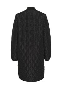 Manteau long matelassé noir avec une texture à motifs, col arrondi et manches à revers. Présente une coupe droite et un ourlet légèrement courbé.