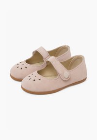 Różowe zamszowe buty Mary Jane z okrągłym noskiem, ozdobnymi wycięciami na czubku buta oraz paskiem z okrągłym zapięciem na guzik. Płaska gumowa podeszwa.