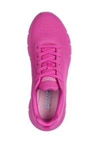Rosa Sport Schuh mit einem Mesh-Obermaterial, Schnürdesign, gepolstertem Kragen und strukturierten Sohle. Verfügt über eine gepolsterte Innensohle mit der Aufschrift "Skechers Memory Foam."