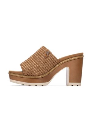 Mule con tacco marroni con tomaia intrecciata, soletta imbottita e suola bianca a contrasto. Presentano un logo rotondo decorativo sul lato.