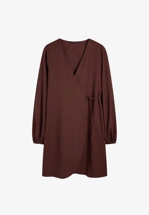 Brązowa sukienka kopertowa z długimi bufkami, głębokim dekoltem w serek i związanym w talii pasem. Wykonana z miękkiego materiału o gładkiej teksturze.