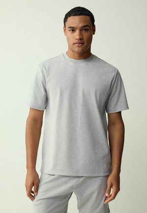 Graues Kurzarm-T-Shirt mit einer strukturierten Fischgrätmusterung, ausgestattet mit rundem Halsausschnitt und lockerem Schnitt.