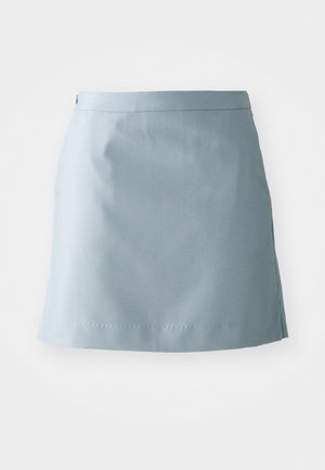 Falda azul claro hecha de tejido suave, con un corte recto, una cintura delgada y detalles de costura mínimos en el dobladillo.