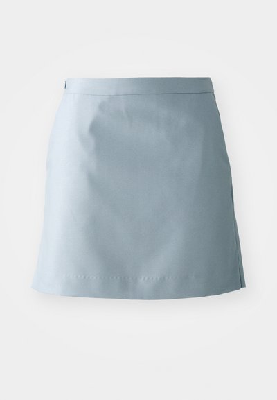 Ανοιχτό μπλε φούστα από λείο ύφασμα, με ευθεία γραμμή, λεπτή ζώνη στη μέση και ελάχιστες ραφές στο τελείωμα.