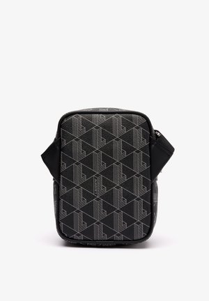 Borsa nera con texture, caratterizzata da un motivo geometrico grigio. Chiusura con zip e tracolla regolabile. La parte frontale presenta dettagli del logo. Forma rettangolare.