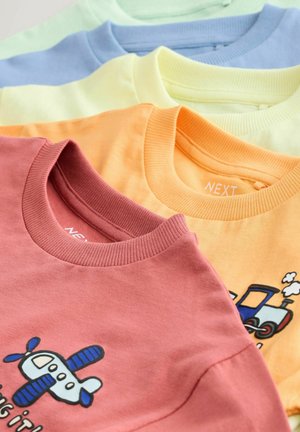 Neli T-särki, värvides roosa, oranž, helekollane ja sinine. Igal särgil on ümmargune kaelus ja mängulised graafikad lennukist ja rongist.