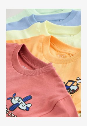 Neli T-särki, värvides roosa, oranž, helekollane ja sinine. Igal särgil on ümmargune kaelus ja mängulised graafikad lennukist ja rongist.