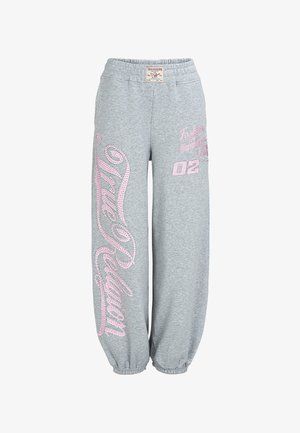 Szare spodnie dresowe z elastycznym stanem i ściągaczami, z różowym kryształkowym napisem "True Religion" oraz detalem "02" po bokach z przodu.