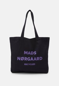 Sac fourre-tout noir avec deux longues anses, fabriqué à partir de matériaux recyclés. Présente un texte violet audacieux "MADS NØRGAARD" et "RECYCLED".