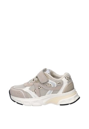 Beige en witte mesh sneaker met klittenbandsluiting en veters, dikke zool en zwart profiel, zijaanzicht op witte achtergrond.