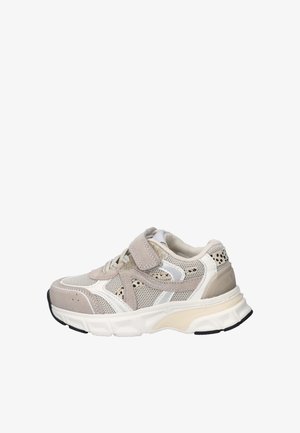 Beige en witte mesh sneaker met klittenbandsluiting en veters, dikke zool en zwart profiel, zijaanzicht op witte achtergrond.