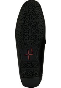 Suola nera in gomma con texture e grip, caratterizzata da un motivo a croce. Logo rosso "G" e "+" vicino al tallone. Design con bordi morbidi e contornati.