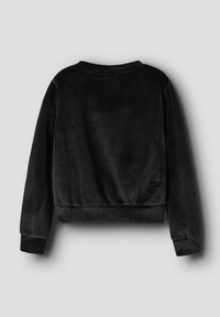 Zwarte kort gesneden corduroy jas met verticale geribde textuur, lange mouwen, een ronde halslijn en een gerimpelde zoom. Achteraanzicht weergegeven.