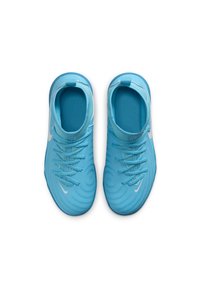 Niebieskie buty sportowe mają gładką syntetyczną cholewkę z teksturowanym wzorem fal, sznurowaną konstrukcję oraz kontrastujące białe akcenty z logo.