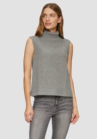 Haut sans manches gris en turtleneck fabriqué en tissu doux, présentant une coupe décontractée et un design minimaliste avec un ourlet droit et des coutures latérales discrètes.