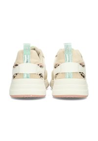 Zapatillas de ante beige con un acento verde pálido, parte trasera texturizada y suela de goma blanca. Presenta detalles de estampado de leopardo en los laterales.