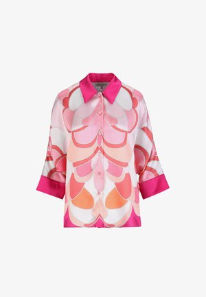 Zīda blūze ar rozā un persiku abstraktu ziedu rakstu, ar rozā apkakli un aprocēm, kā arī pogu aizdari priekšpusē. Trīs ceturtdaļu garas piedurknes.